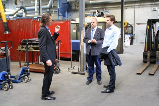 Visit-MadsRoervig-Venstre-1 Visit from parliament member in factory